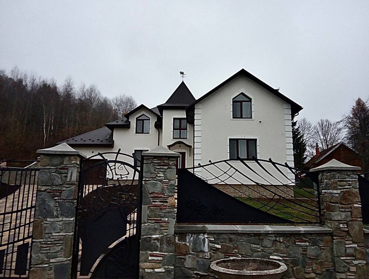 металева огорожа, паркан, фарбований паркан