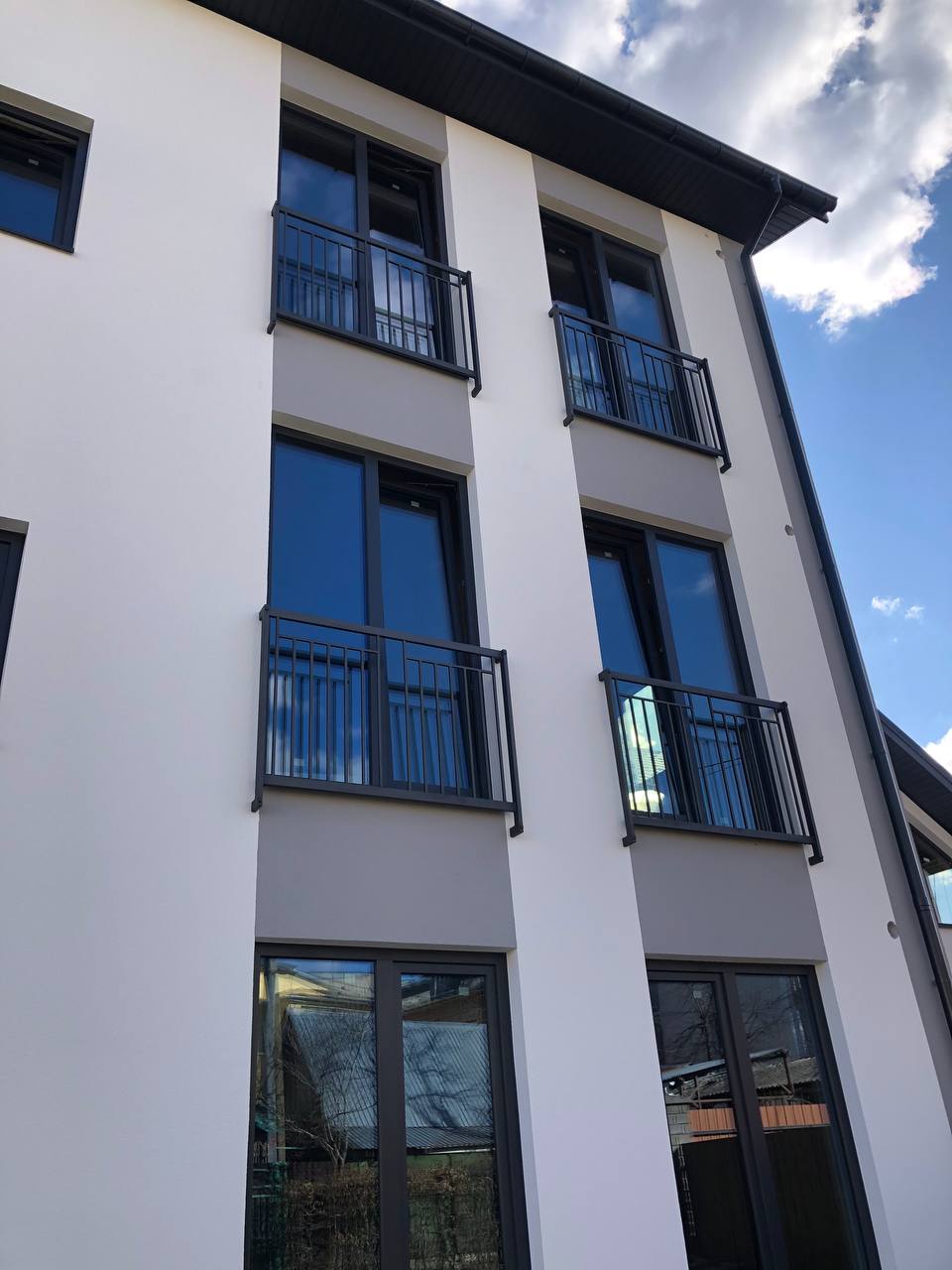 фарбований балкон, балкон з металу., балкон “під ключ”, сучасний балкон, лоджія, французькі балкони